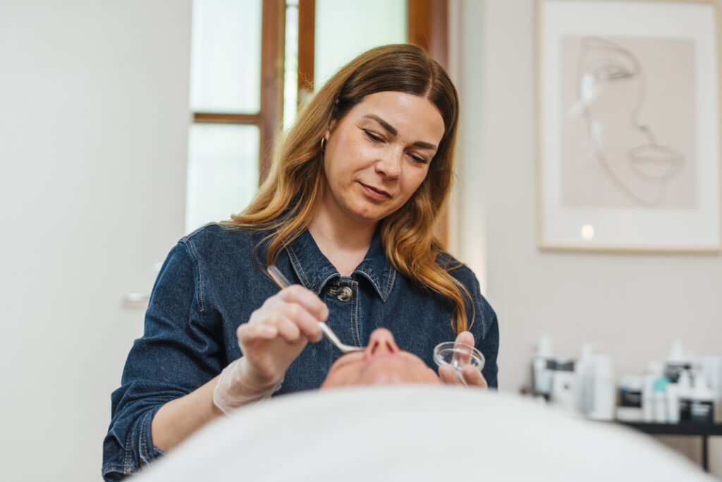 Joanna Opitz bei einer Gesichtsbehandlung im Kosmetikstudio BellaFrieda Beauty in Berlin Prenzlauer Berg